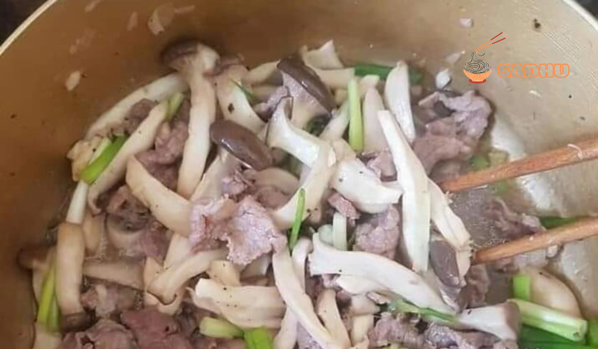 xào thịt bò chung với nấm 