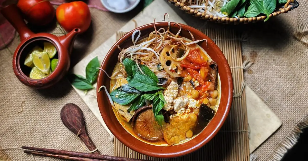 mon-chay-nuoc-2-jpg Bún riêu chay nước: Bí quyết nấu nước dùng thanh ngọt, đậm đà hương vị Hướng dẫn chi tiết cách nấu bún riêu chay nước với nước dùng trong veo, riêu chay thơm ngon, chuẩn vị.