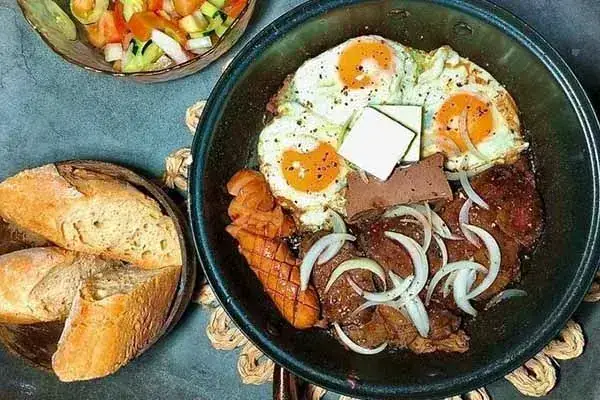 Đánh Giá Chi Tiết Quán Bánh Mì Bít Tết Chính Hạnh: Hương Vị Độc Quyền Và Dịch Vụ Chuyên Nghiệp