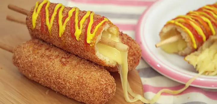 Hotdog Xúc Xích Phô Mai: So Sánh Hai Phiên Bản Hotdog Hàn Quốc Đình Đám