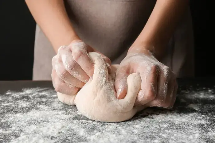 Nhào Bột Mì Bằng Nước Nóng Hay Lạnh? Bí Quyết Chọn Nhiệt Độ