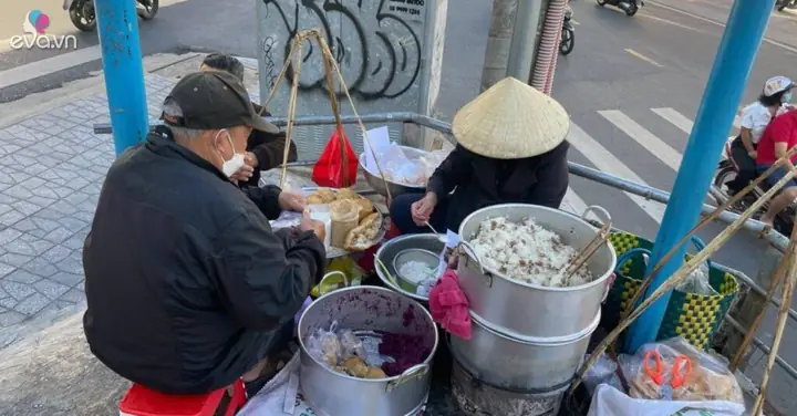 Bánh Tiêu Xôi Đà Lạt: Đánh Giá Chi Tiết Món Ăn Sáng 'thần Thánh' Từ Gánh Cô Năm Bánh Tiêu Xôi Đà Lạt: Đánh Giá Chi Tiết Món Ăn Sáng 'thần Thánh' Từ Gánh Cô Năm