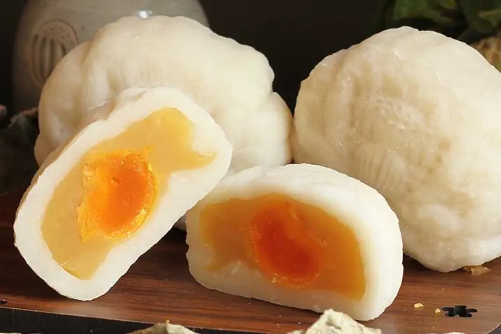 Review Bánh Dẻo Nhân Đậu Xanh Trứng Muối: Hương Vị Truyền Thống Đáng Thử