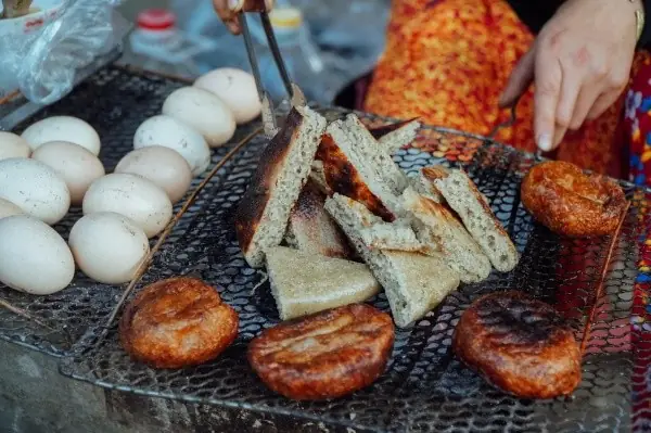 Bánh Tam Giác Mạch Hà Giang: Hương Vị Từ Loài Hoa Cao Nguyên Đá