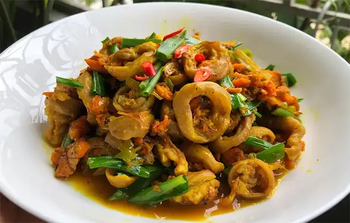 Hướng Dẫn Chi Tiết Cách Làm Lòng Già Xào Nghệ Chuẩn Vị, Không Còn Mùi Hôi