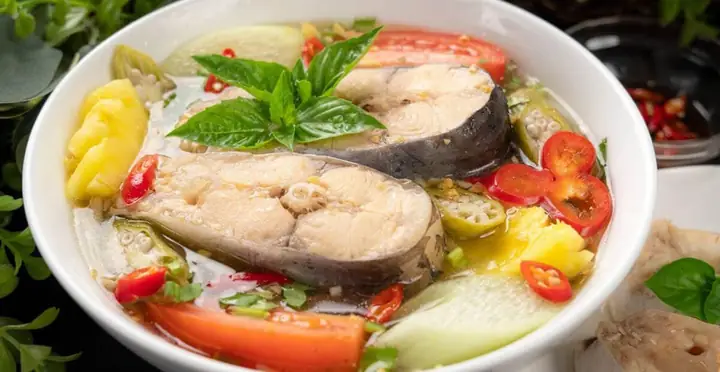 Canh Chua Cá Hú Rau Nhút: Công Thức Chuẩn Vị Miền Tây