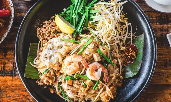 Pad Thái Là Gì? Khám Phá Bí Quyết Món Ăn Đường Phố Nổi Tiếng Thế Giới Pad Thái Là Gì? Khám Phá Bí Quyết Món Ăn Đường Phố Nổi Tiếng Thế Giới
